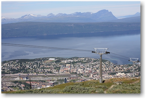 blick von der bergstation der narvikfjallet-gondelbahn auf narvik
