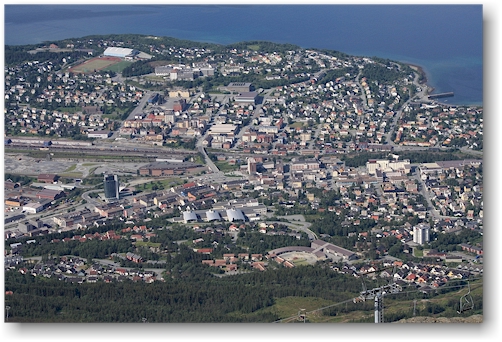 blick vom narvikfjallet auf das stadtzentrum von narvik