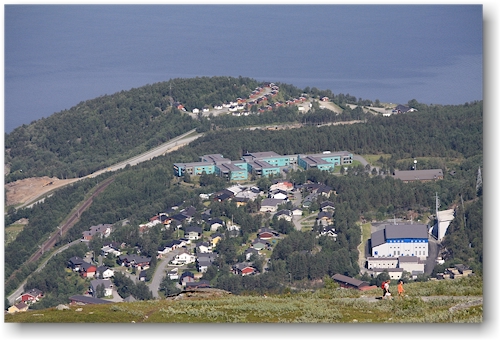 blick von der bergstation der narvikfjallet-gondelbahn auf den campingplatz von narvik