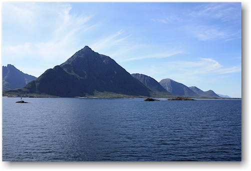bergkette der lofoten saeumen den hadselfjorden