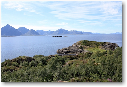 blick von einem huegel bei melbu auf den hadselfjorden