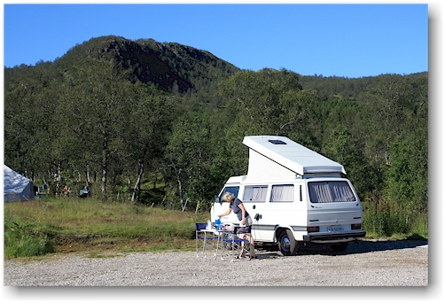 fruehstueck auf dem campingplatz in sortland