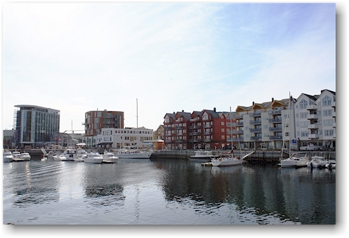 haeuserfront am hafen von svolvaer