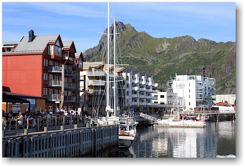 haeuserfront am hafen von svolvaer