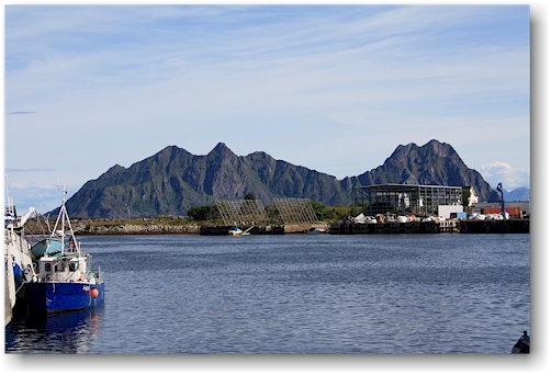 blick ueber das hafenbecken von svolvaer