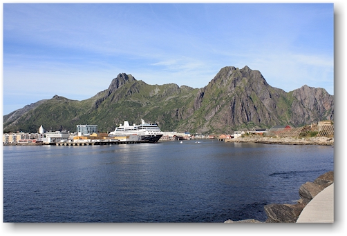 blick von der mole auf hafen von svolvaer