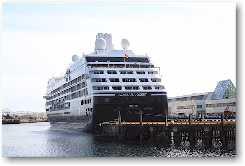 kreuzfahrtschiff azamara quest im hafen von svolvaer