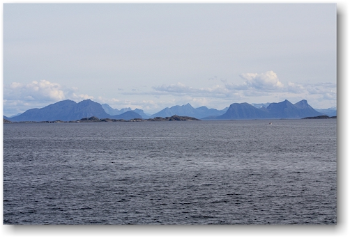 blick von svolvaer auf den vestfjorden hinaus