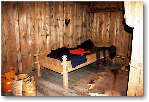 bett im hovdinghus (koenigshaus) im lofotr vikingmuseum