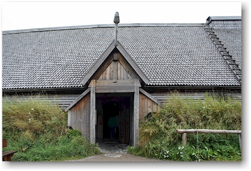 eingang zum hovdinghus (koenigshaus) im lofotr vikingmuseum