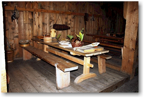 esstisch im hovdinghus (koenigshaus) im lofotr vikingmuseum