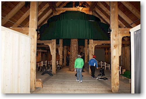innenraum des hovdinghus (koenigshaus) im lofotr vikingmuseum