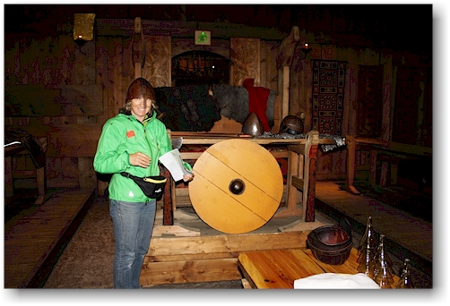 susanne mit vikingerhelm im hovdinghus (koenigshaus) im lofotr vikingmuseum