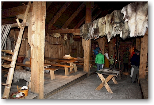 wohnraum im hovdinghus (koenigshaus) im lofotr vikingmuseum