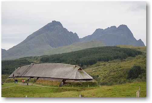 nachbau des hovdinghus (haeuptlingshaus) im lofotr vikingmuseum