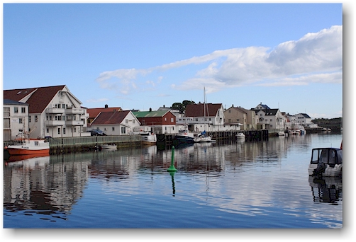 haeuserreihe am wasser im fischerdorf henningsvaer