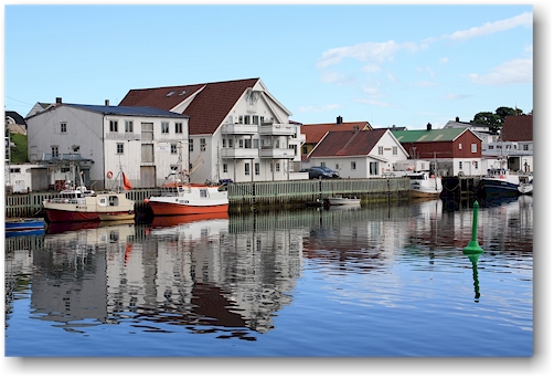 haeuser am wasser und boote im fischerdorf henningsvaer