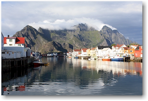malerisches henningsvaer mit bergkette im hintergrund