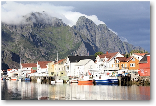 malerisches henningsvaer mit bergkette im hintergrund