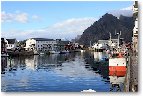 haeuserreihe am wasser im fischerdorf henningsvaer
