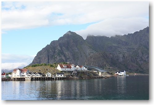 eine bruecke verbindet henningsvaer mit der insel austvagoy