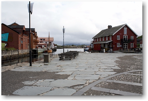 dorfplatz beim hafen in kabelvag