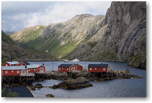 dem festland zugewandte hafeneinfahrt in nusfjord