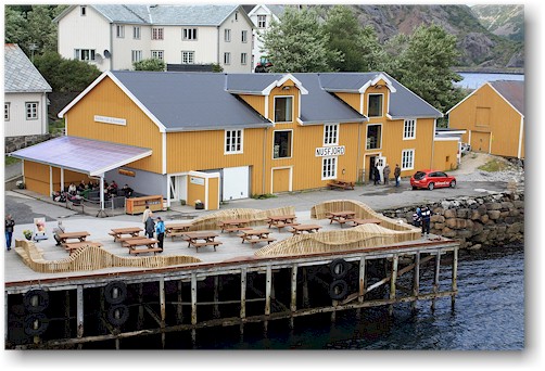 gebaeude mit restaurant und laeden im zentrum von nusfjord