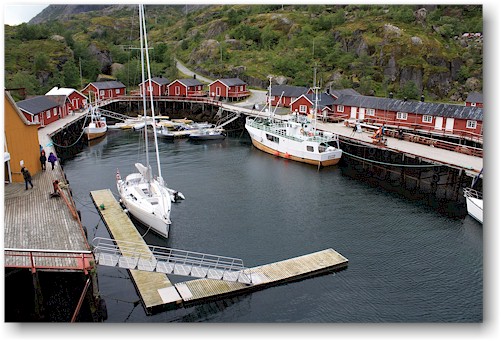 stelzenhaeuser (rorbus) rund um den hafen von nusfjord