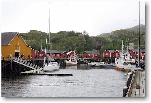 stelzenhaeuser (rorbus) rund um den hafen von nusfjord