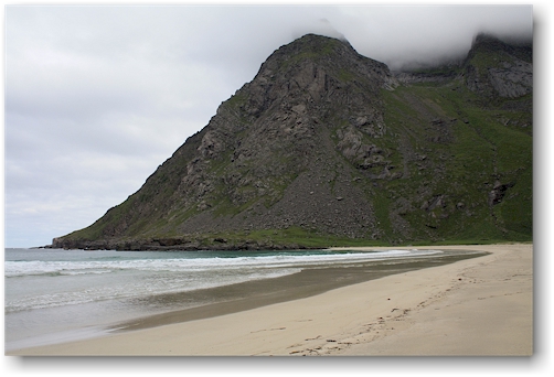 sandstrand an der kueste bei horseidvika