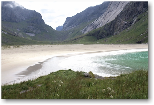 sandstrand an der kueste bei horseidvika