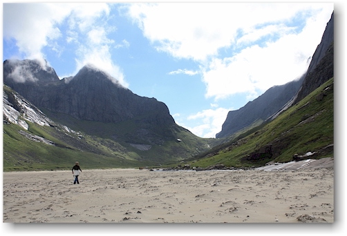 sandstrand an der kueste bei horseidvika