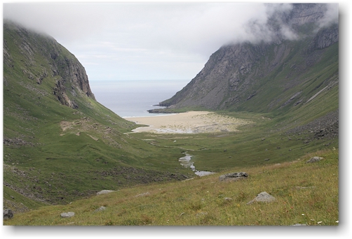 blick von einangen auf den sandstrand von horseidvika