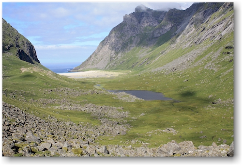blick zurueck vom einangen auf den horseidvatnet und den sandstrand
