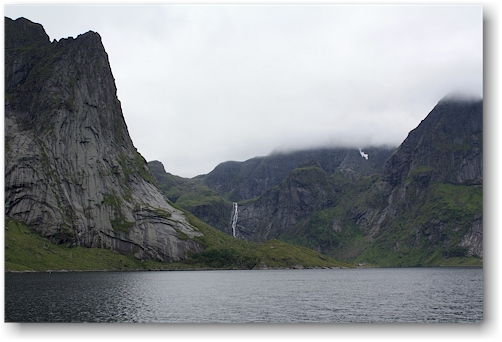 wasserfall am ufer des kjerkefjorden