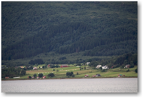 bauernhof am ufer des ranafjorden