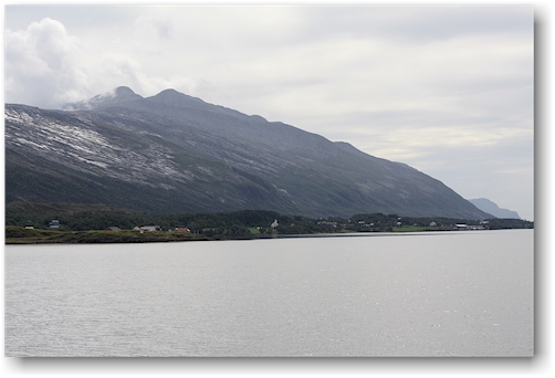 bergflanke am ufer des vefsnfjorden