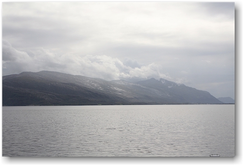 bergkette am ufer des vefsnfjorden