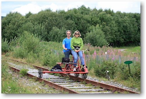susanne und reto auf der draisine beim gleisende bei skage