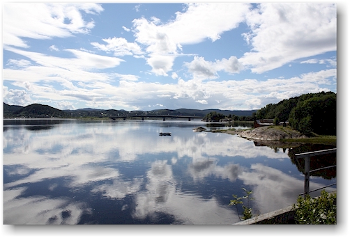 hinter uns spiegeln sich wolken im namsen