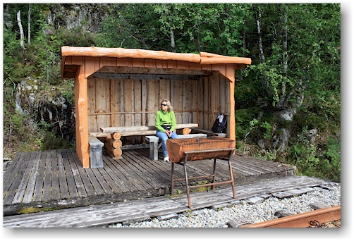 unterstand, tisch mit sitzbank und grill