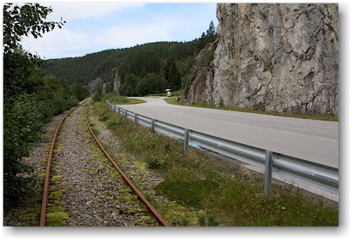 bahngleis neben der strasse nummer 17