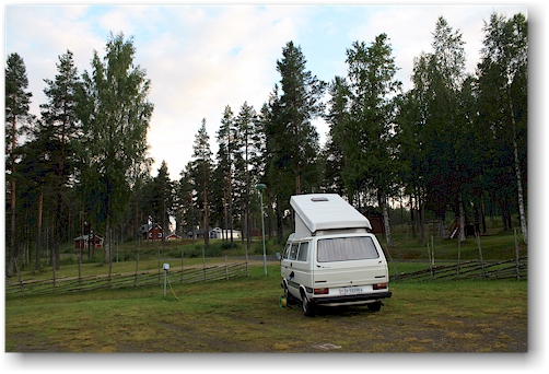 unser VW bus auf dem asarna skicenter camping