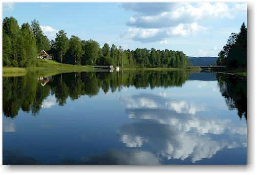 wolken spiegeln sich im verbindungskanal zwischen den beiden brocken