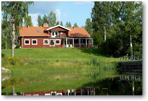 haus am ufer des verbindungskanals zwischen den brocken