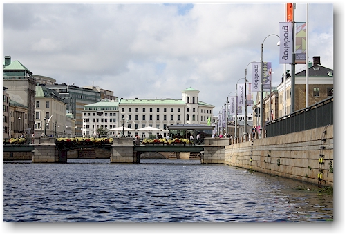 blick vom stora hamnkanalen auf das eckhaus am lilla torget in goeteborg