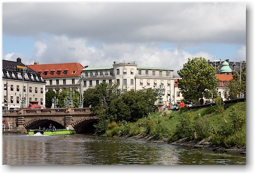 im paddan durch den rosenlundskanalen in goeteborg
