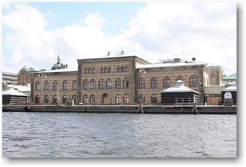 fabrikgebaeude am hafen von goeteborg