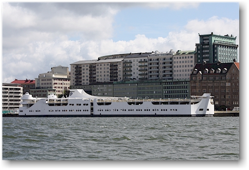 parkhaus in form eines schiffes im hafen von goeteborg